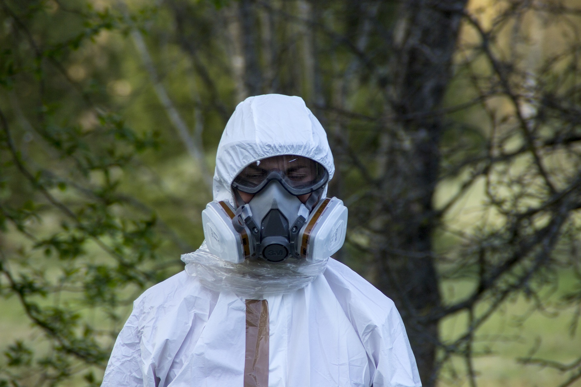 Костюм радиационной защиты. Чернобыль химзащита. Противогаз. Радиационный костюм. Защитный костюм.